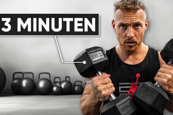 Thumbnail image for the video "Wie lange sollte die SATZPAUSE für Muskelaufbau sein?" from the channel CoachStef, featuring CoachStef holding a stopwatch with a gym background, emphasizing timing and muscle building.