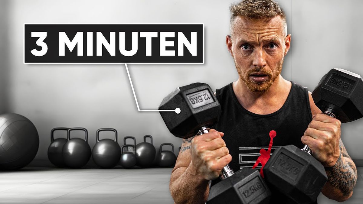 Thumbnail image for the video "Wie lange sollte die SATZPAUSE für Muskelaufbau sein?" from the channel CoachStef, featuring CoachStef holding a stopwatch with a gym background, emphasizing timing and muscle building.