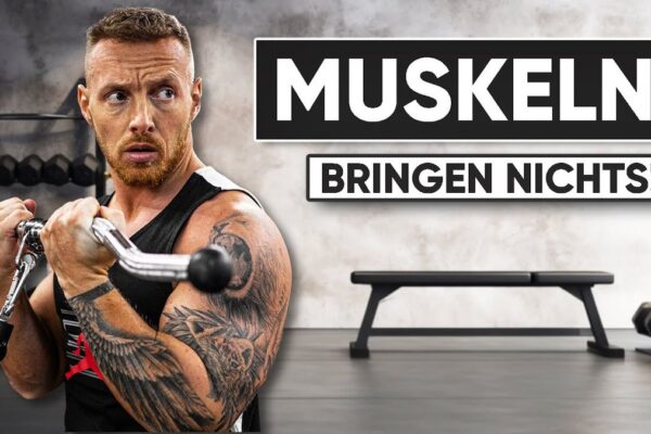 Vorschaubild des Videos "Warum Muskeln NICHT wirklich beim Abnehmen helfen" vom Kanal CoachStef: CoachStef steht in einem Fitnessstudio, hebt eine Hantel und schaut ernst in die Kamera. Im Hintergrund sind Gewichte und Fitnessgeräte zu sehen.