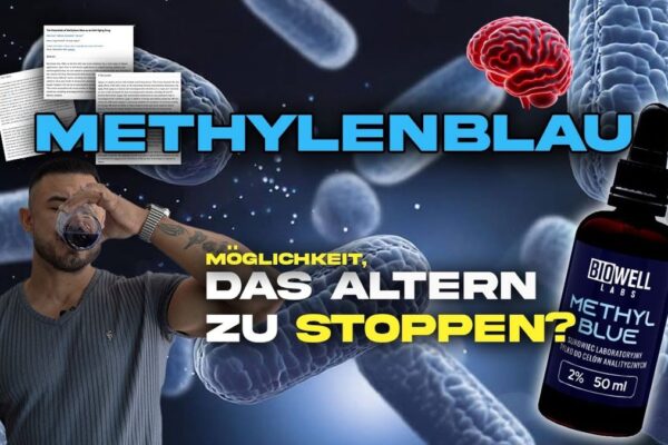 Methylenblau: Das geheime Anti-Aging-Wunder für Körper und Geist? Vorschaubild des Videos "Methylene Blue - Anti Aging / Denkleistung / Haut / Energie / Stimmung / Antioxidants uvm." vom Kanal Iron Mike Bodybuilding: Iron Mike in einem Fitnessstudio, hält eine Flasche Methylene Blue in der Hand, umgeben von Fitnessgeräten. Textüberlagerung mit dem Titel des Videos.
