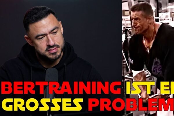 Miniaturansicht des Videos mit dem Titel "OLD SCHOOL Pros und OVERTRAINING" vom Kanal Iron Mike Bodybuilding. Ein muskulöser Mann in einem Fitnessstudio, der eine klassische Bodybuilding-Pose einnimmt, umgeben von Trainingsgeräten.