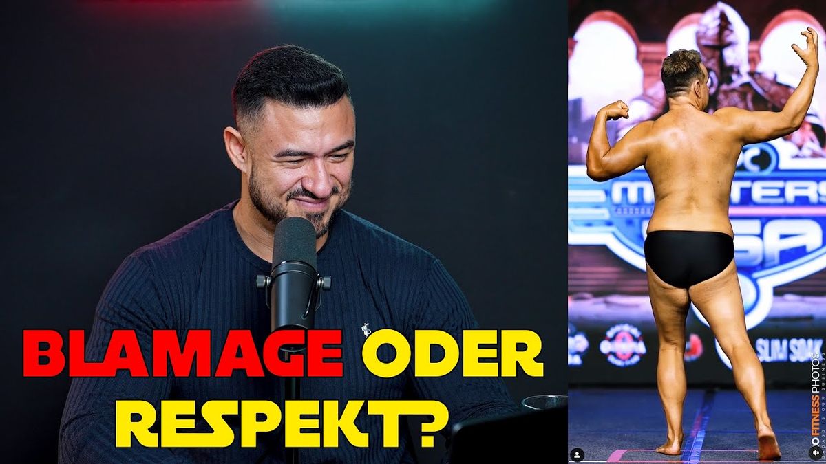 Ein muskulöser Mann hebt triumphierend eine Hand auf einer Bühne, umgeben von jubelnden Zuschauern.